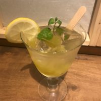 秋の味覚を限定メニューで！『古民家Bar 書斎』フルーツカクテルを味わう